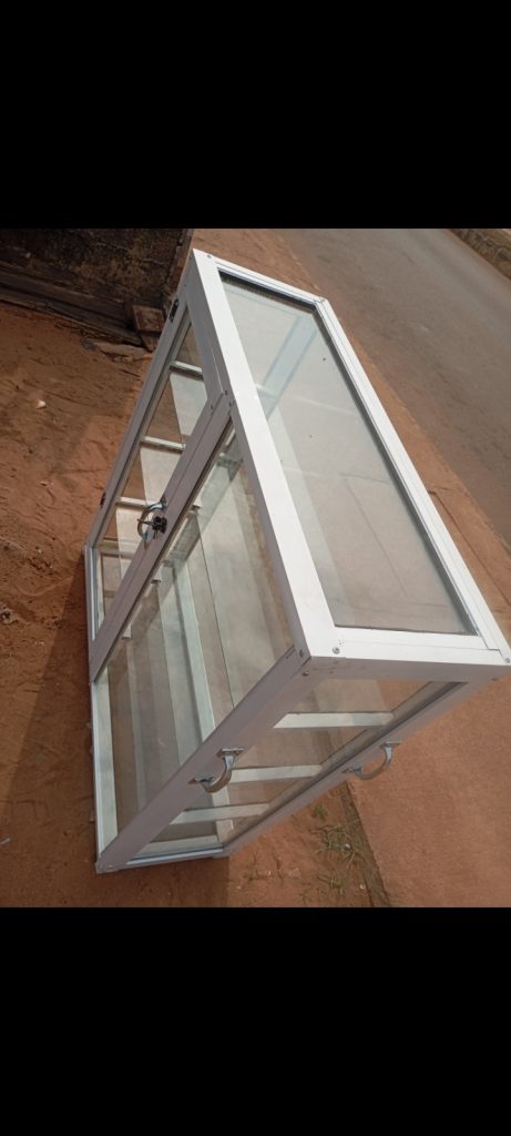 Aluminum showglass